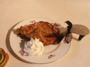 Apfel-Möhren-Kuchen mit kandierten Nüssen